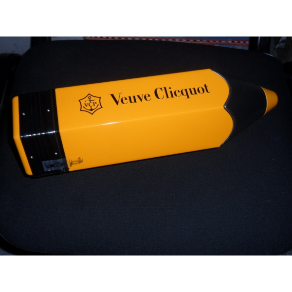 Cuvée  Veuve Cliquot Carte Jaune Coffre Crayon